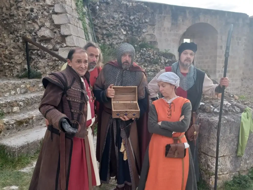 Cluedo medieval : Le vol des deniers du roi. Animation medievale immersive par la compagnie du bord des mondes.