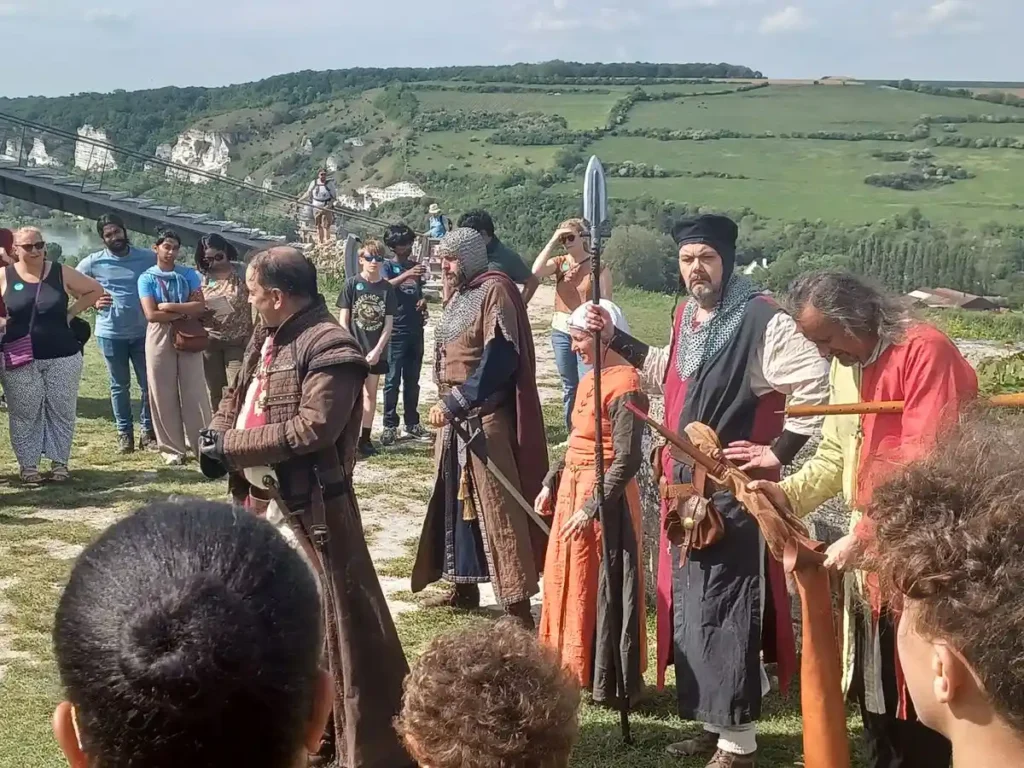 Cluedo medieval : Le vol des deniers du roi. Animation medievale immersive par la compagnie du bord des mondes.