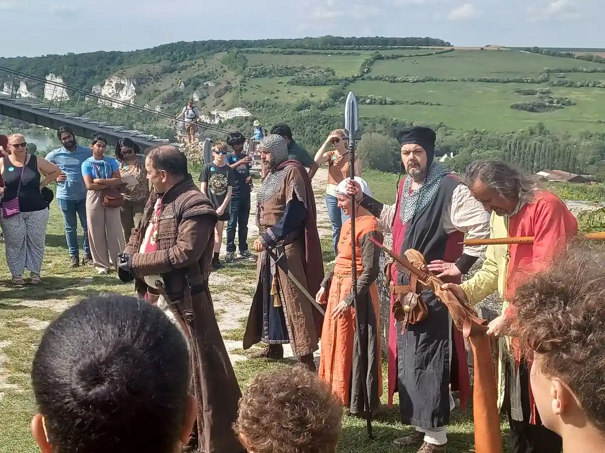 Cluedo medieval : Le vol des deniers du roi. Animation medievale immersive par la compagnie du bord des mondes.