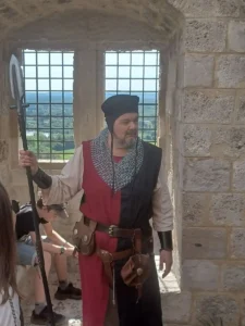 Cluedo medieval : Le vol des deniers du roi. Le sergent d'armes.
