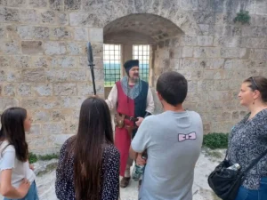 Cluedo medieval : Le vol des deniers du roi. Une etrange affaire.