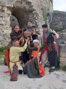 Cluedo medieval : Le vol des deniers du roi. Les suspects.